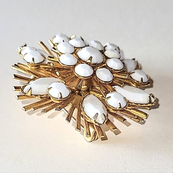 MILK GLASS ATOMIC SUNBURST PIN BROOCH - FACETED STONES - Picture 4 of 6
